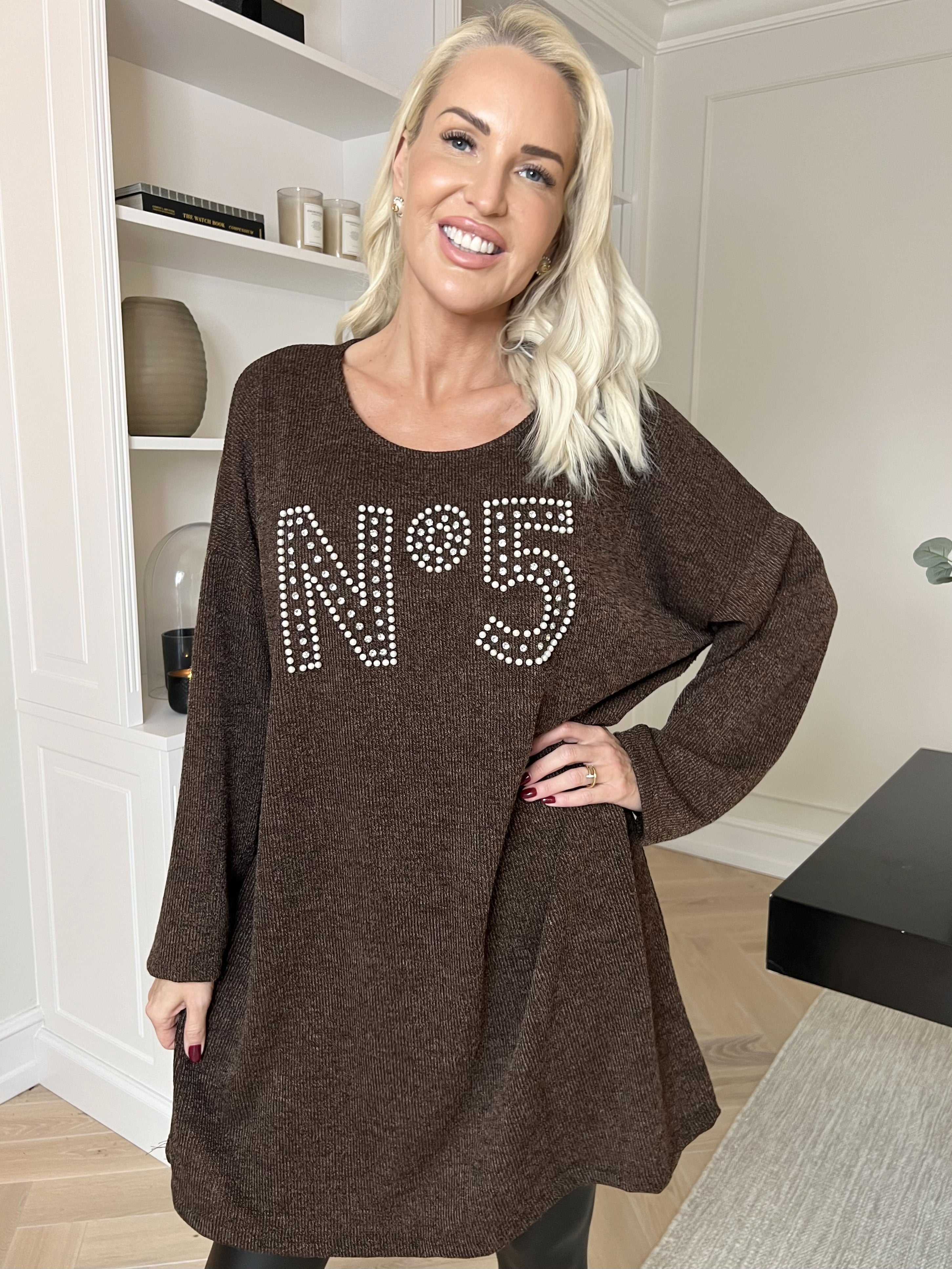 Jana - Blød og let strikkjole med similisten og perler på brystet